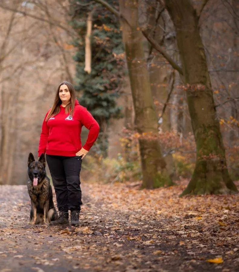 Katrin mit Schäferhund Barrex im Herbstwald