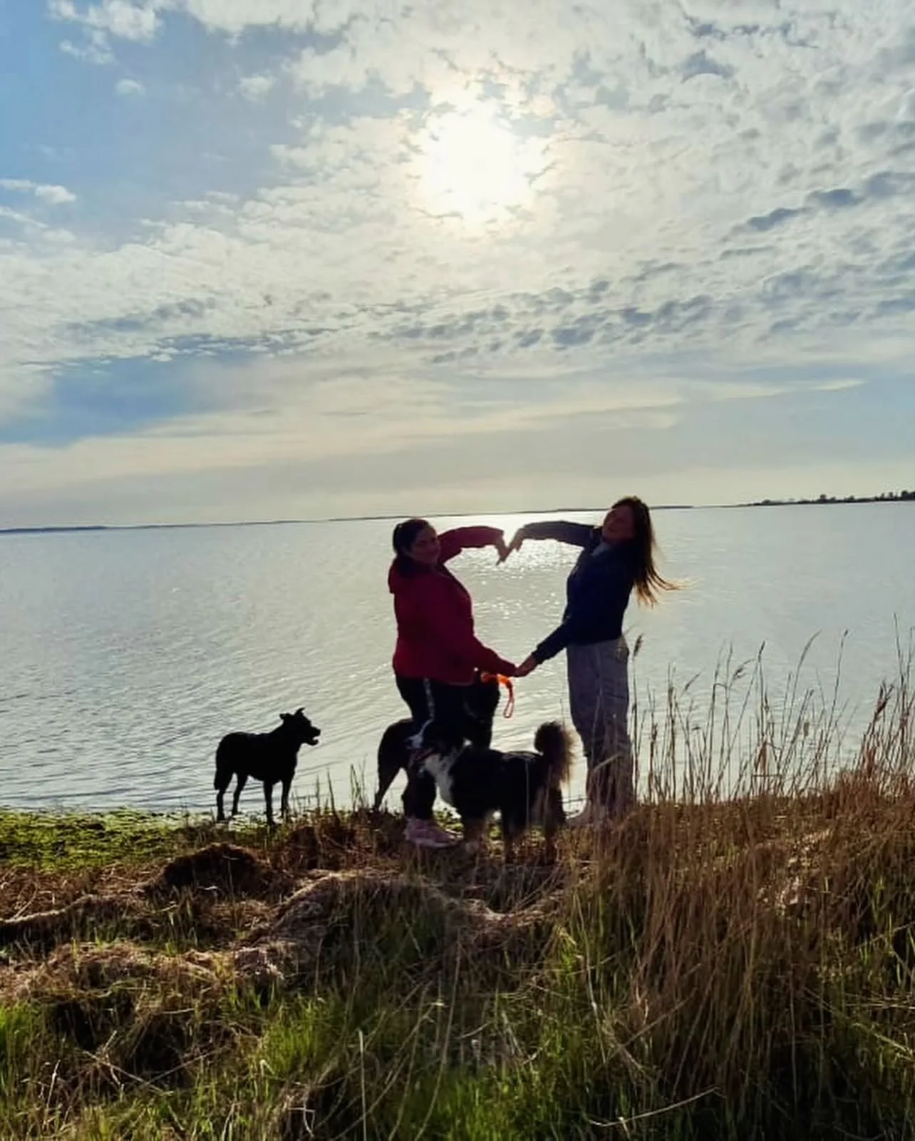 Lynn und Katrin mit ihren Schäferhunden auf einem Waldweg im Herbst